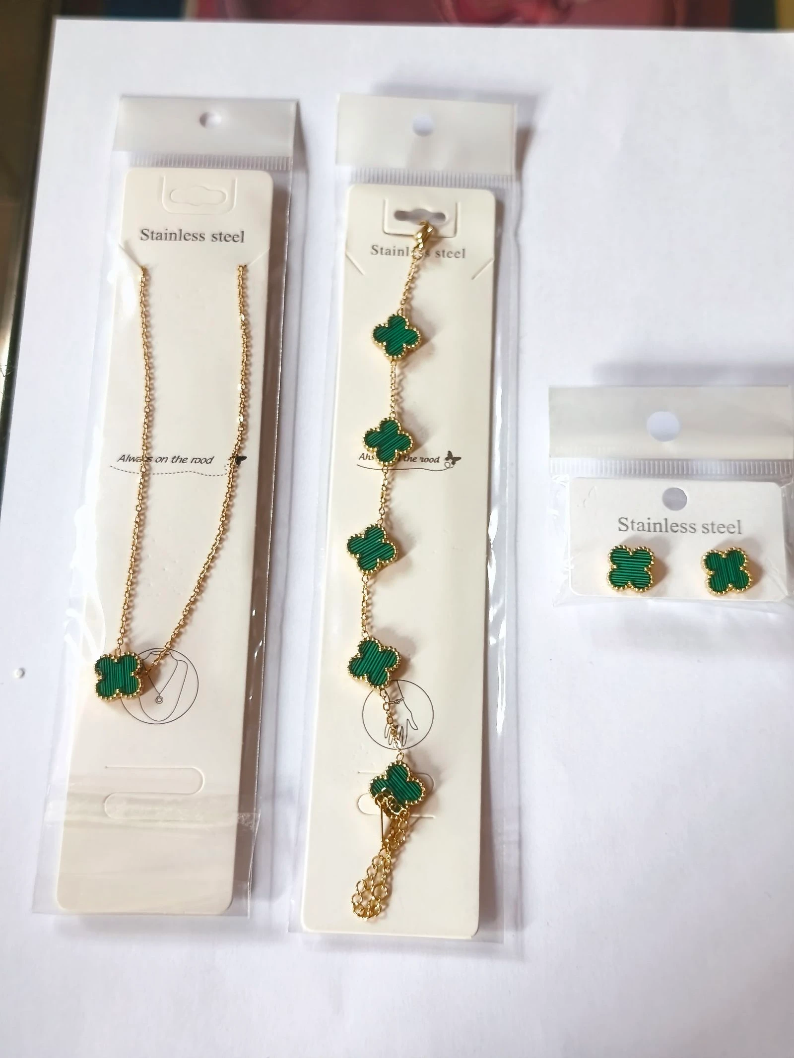 Conjunto de trevo verde malaquita com gargantilha pulseira e brincos em corrente dourada de aço – photo 6